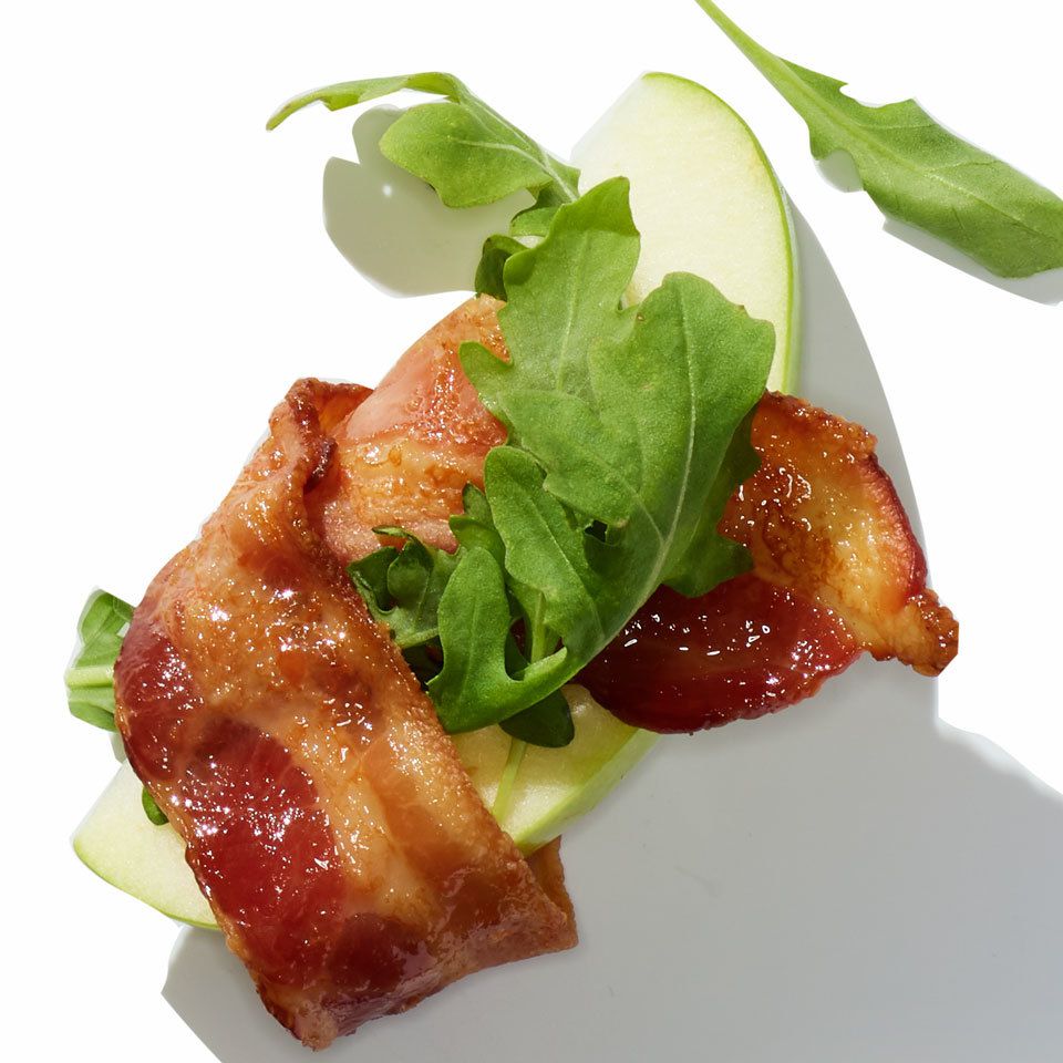 Apple slice with arugula and bacon