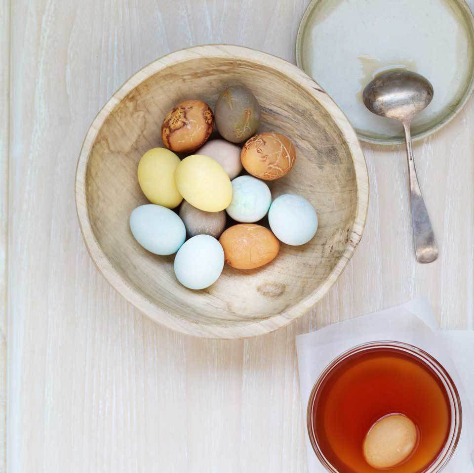 how to naturally dye eggs