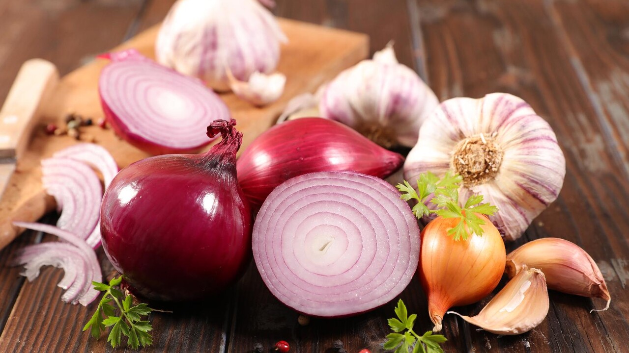 Eating Garlic and Onions May Help Prevent Colorectal Cancer—But There's a  Catch | Cooking Light