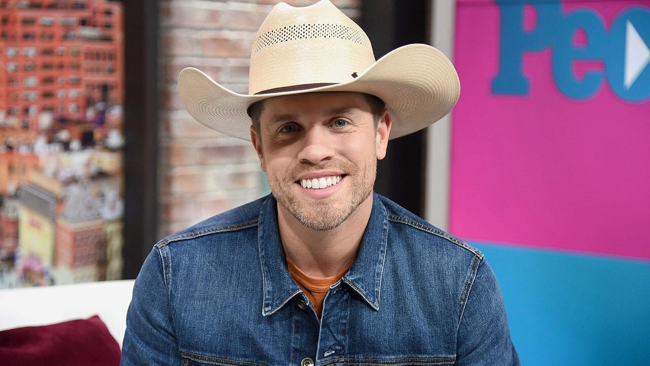 Dustin Lynch Shows Off His Go To Party Trick Amp Reveals What S Left On His Bucket List People Com
