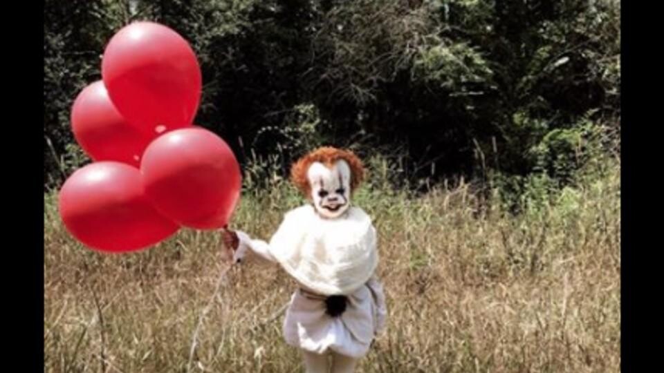 These Geniuses Discovered Pennywise Dancing In It Works With Basically Every Song Hellogiggles - pennywise the dancing clown song roblox id how to get