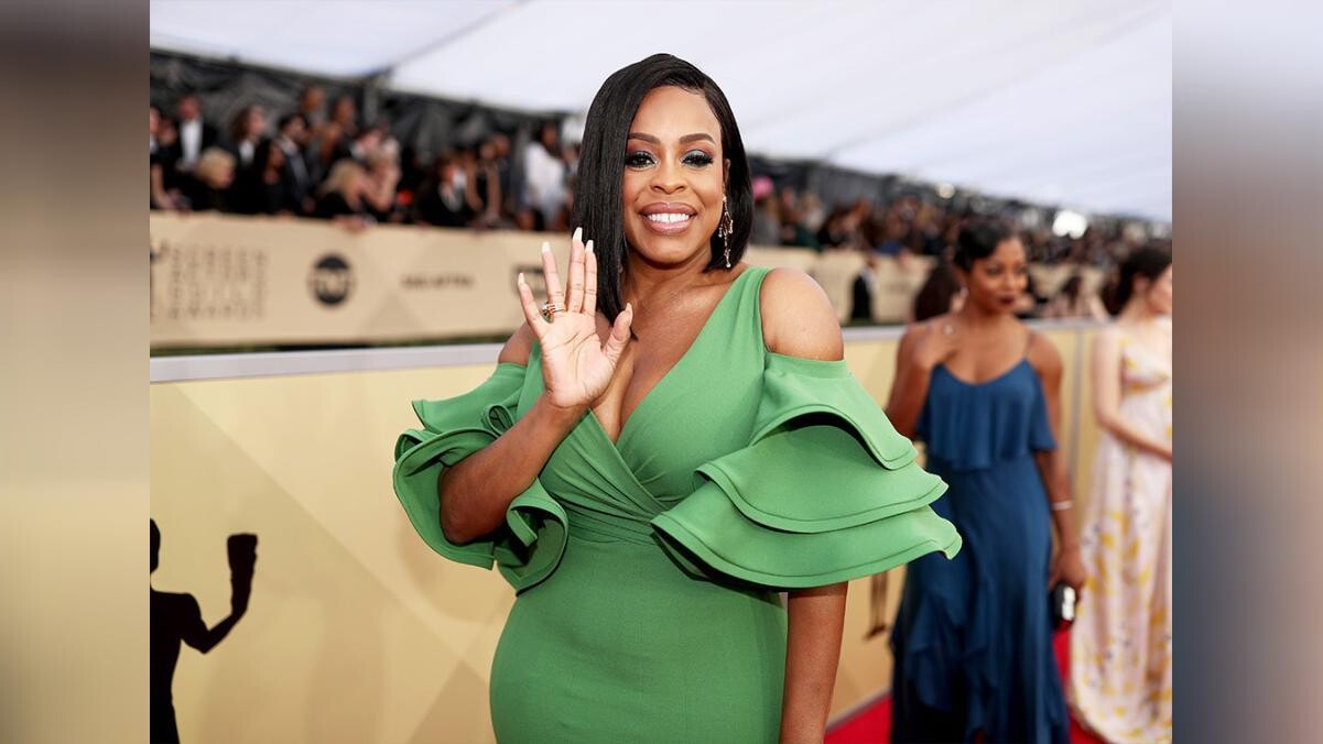 Niecy nash titties - 🧡 All the details on Niecy Nash’s stunning strapless ...