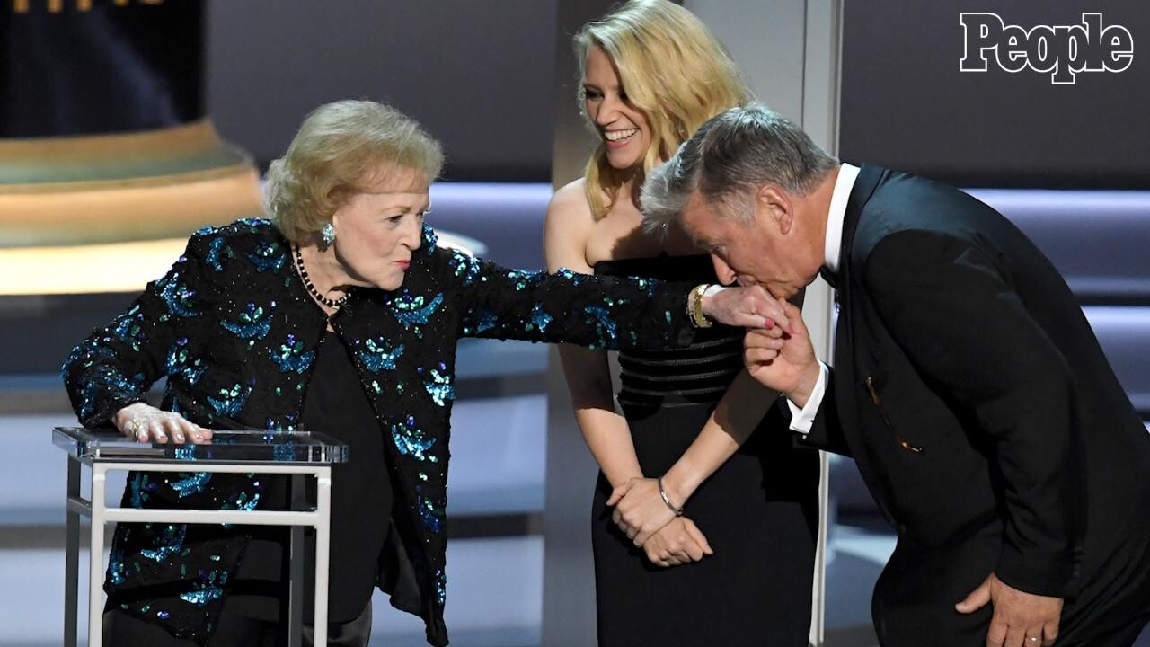 Ryan Reynolds Sandra Bullock Serenade Betty White On Her 98th Birthday Ew Com