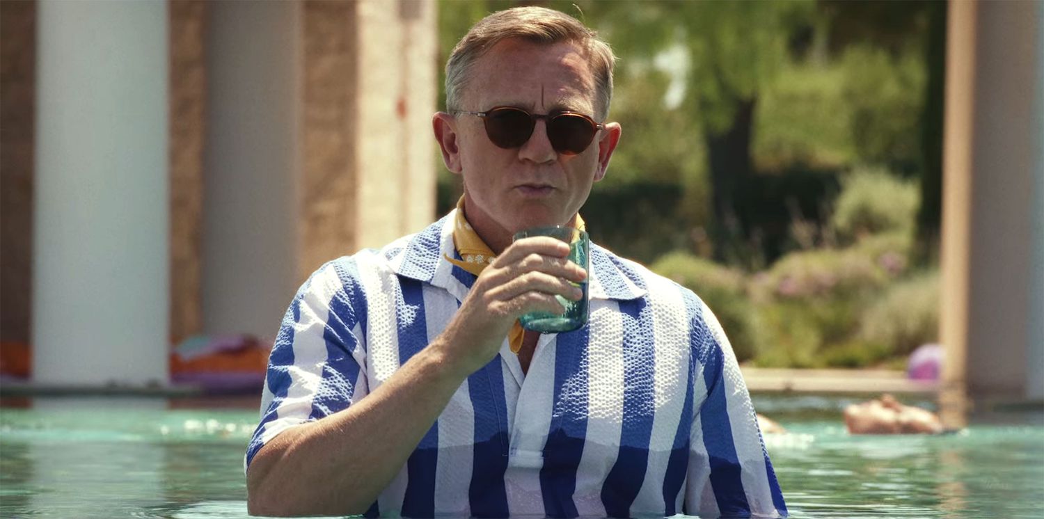 Daniel Craig discusses his crazy 'Glass Onion' swimming outfit 