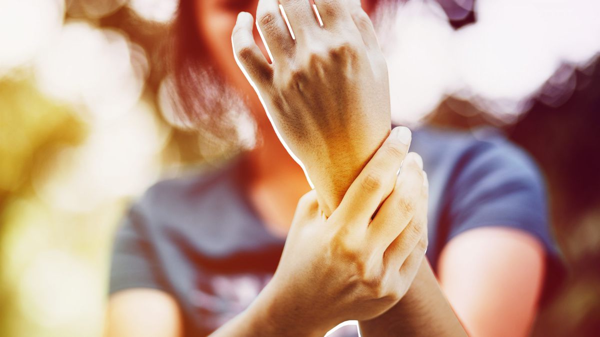 10 Psoriatic Arthritis Symptoms You Need to Know, According to Experts