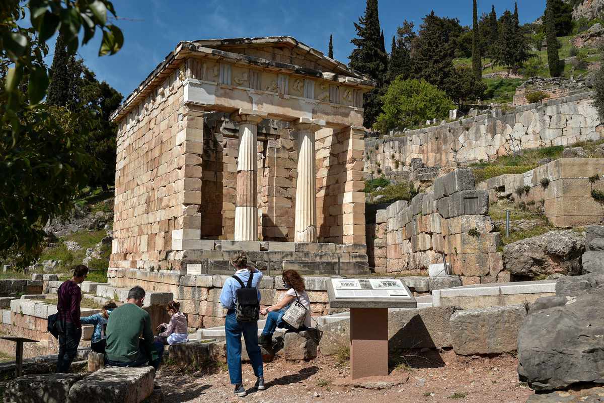 Greece Preparing to Welcome Tourists, Including Americans, Back on May