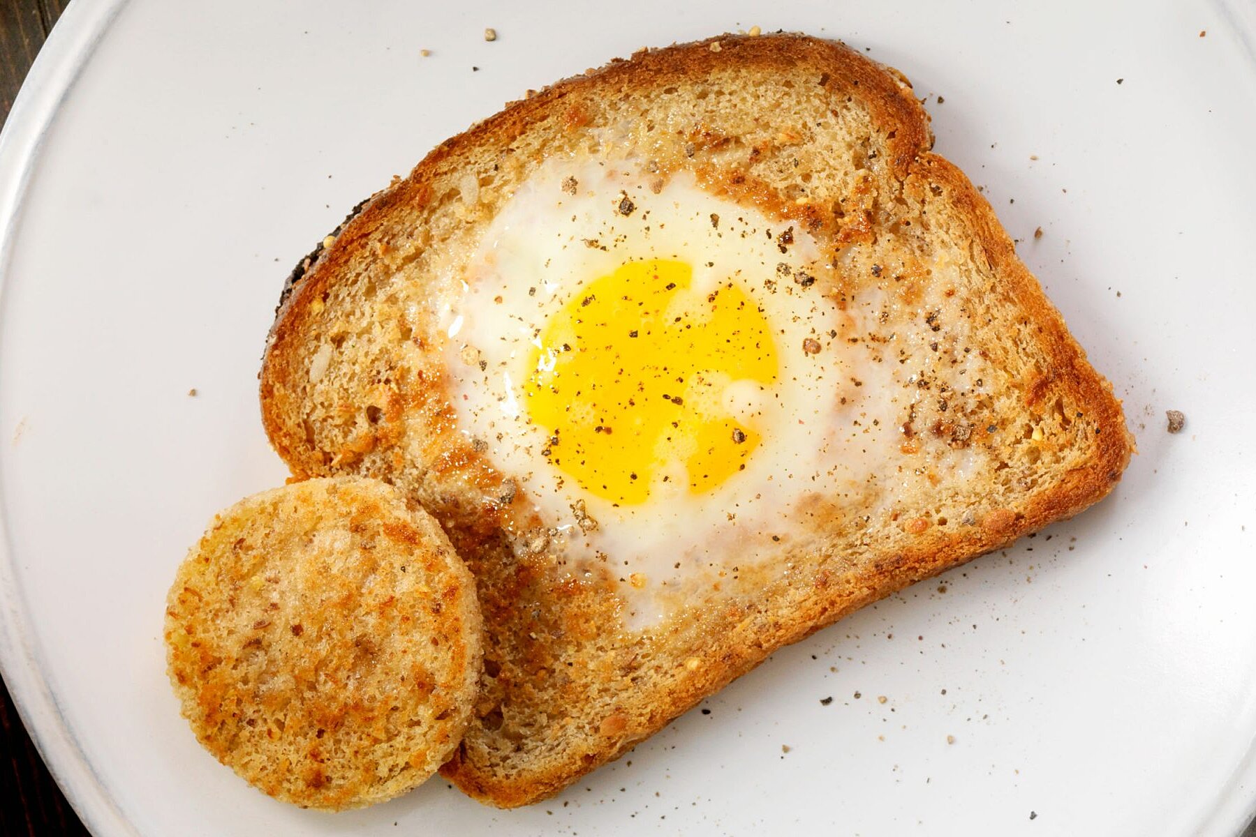 Рецепт белого хлеба с яйцом. Яичница в хлебе. Яйцо в тостовом хлебе. Завтрак с яйцом и хлебом. Завтрак яичница в хлебе.