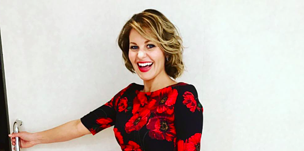 Candace Cameron Bure Dyed Her Hair A Shiny Reddish Brown And It S Our New Winter Inspo Hellogiggles