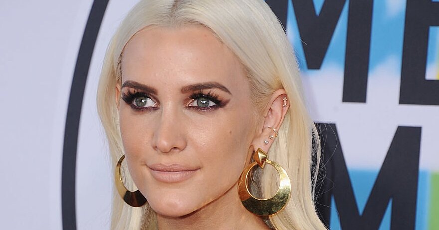 Ashlee Simpson made a rare appearance at the 2017 AMAs | HelloGiggles