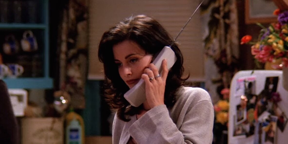 You probably never noticed this weird detail in Monica's apartment in ...
