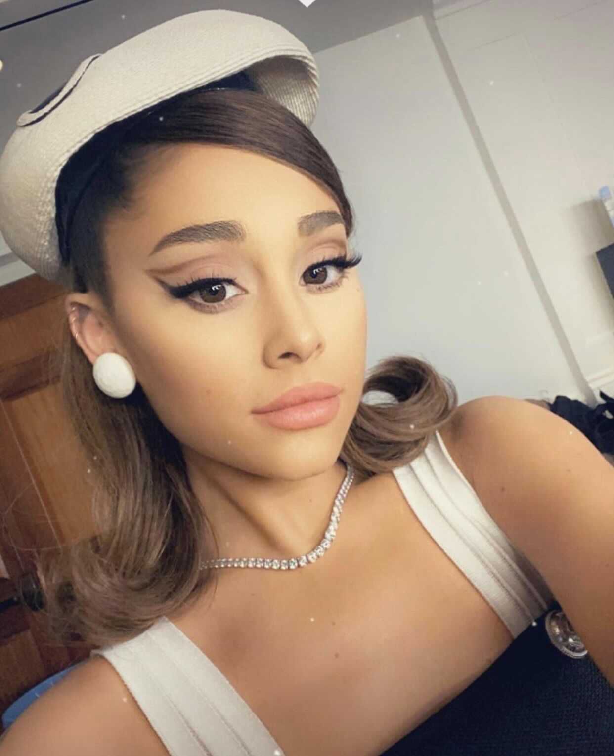 Ariana Grande Causa Sensación Con La Ropa De Su Nuevo Video Positions 