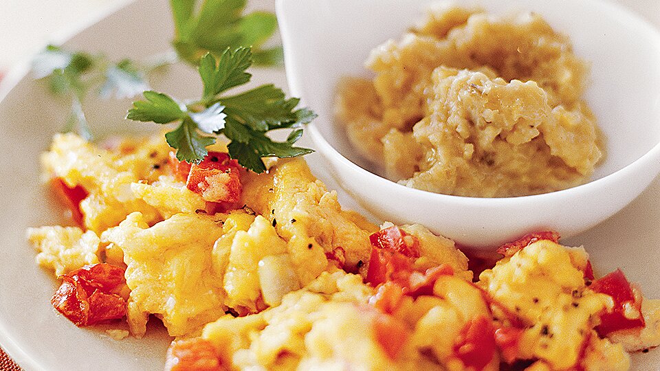 Scrambled Eggs With Tomatoes And Peppers Recipe Eatingwell