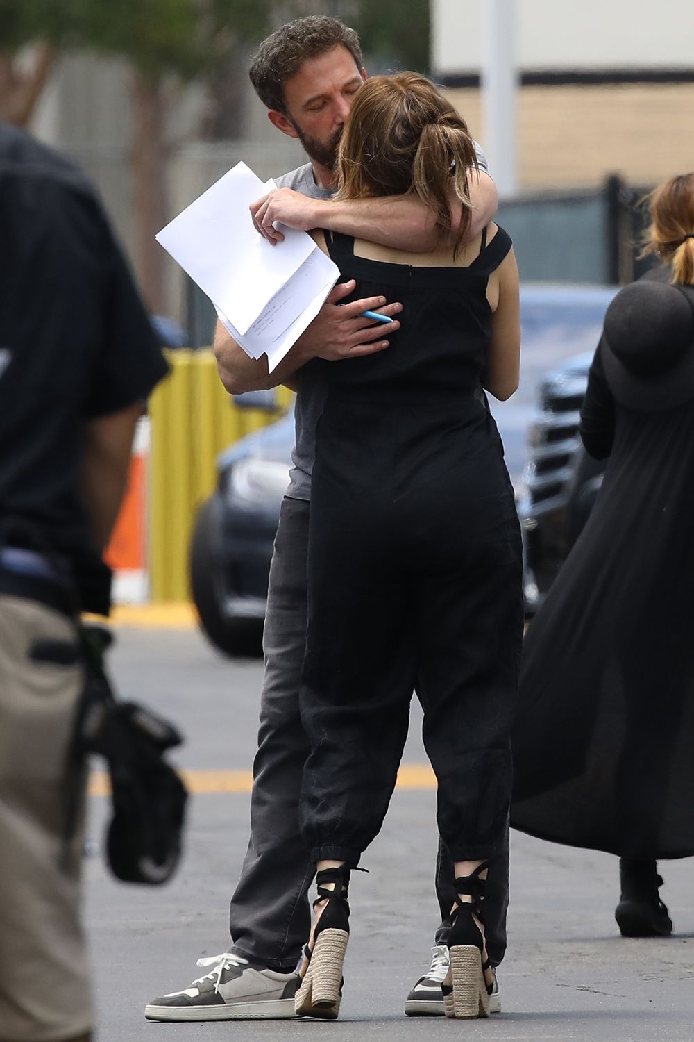 Jennifer Lopez bacia il fidanzato Ben Affleck durante la visita al set del suo prossimo film Nike