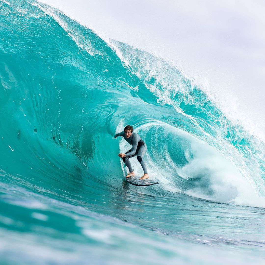 Excampeón mundial de surf de 24 años muere en una playa de Costa Rica