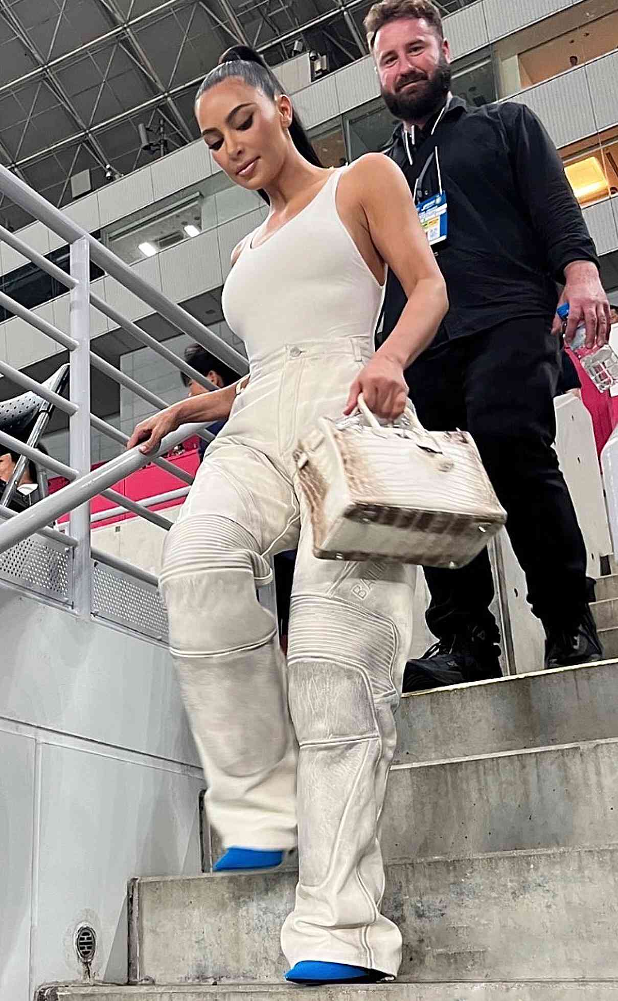 Kim Kardashian se luce con la cartera más cara del mundo