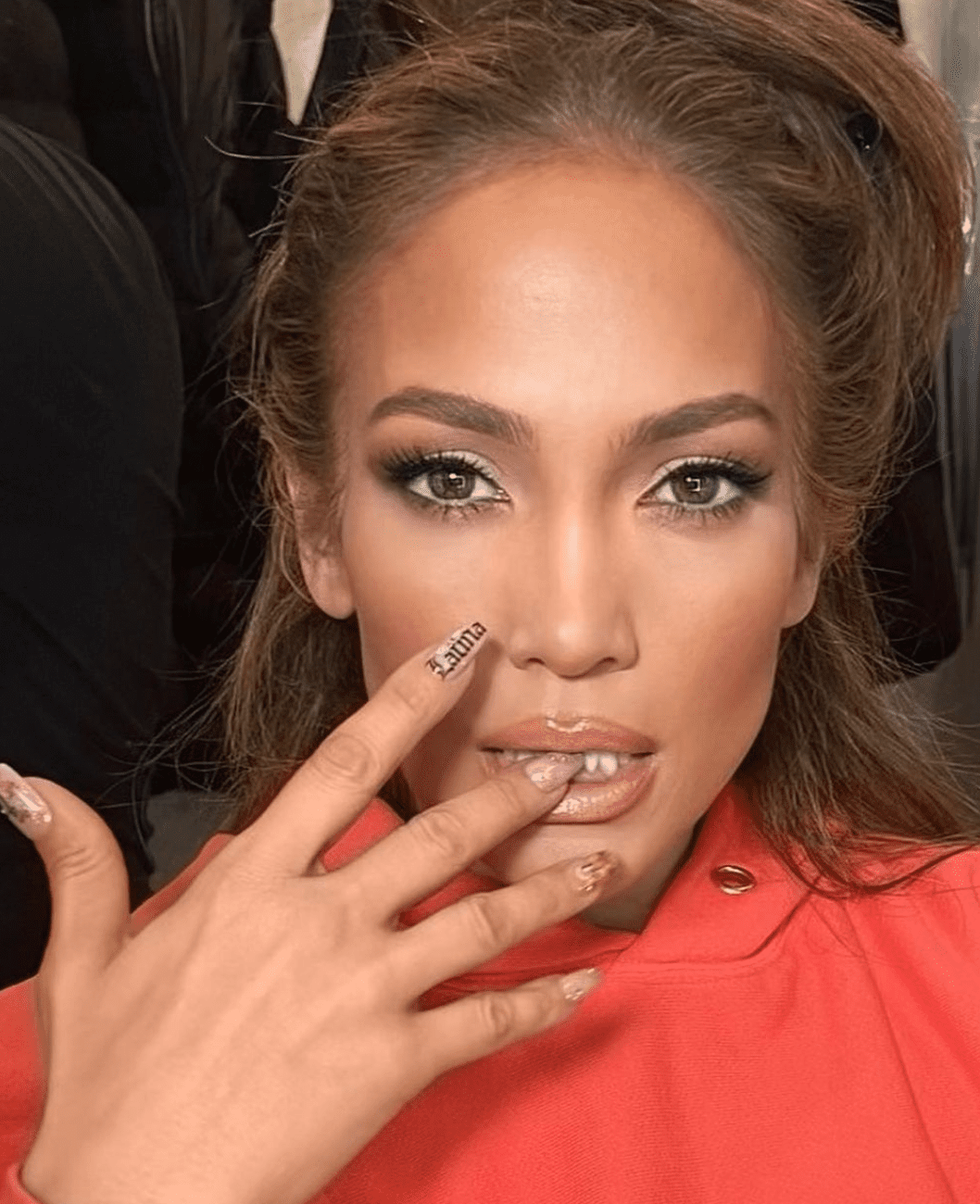 Jennifer López sorprende con su última manicura llena de orgullo latino