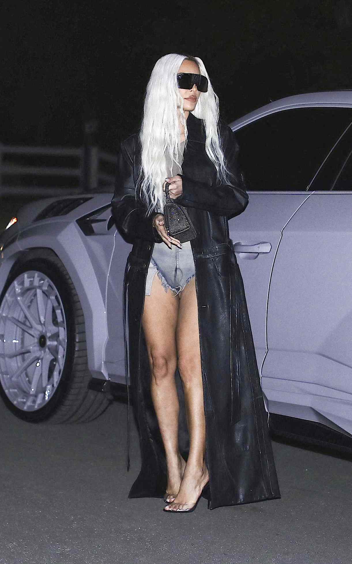 Kim Kardashian deslumbra con diminutos shorts mientras arde la controversia con la marca Balenciaga, ¿intentó distraer?