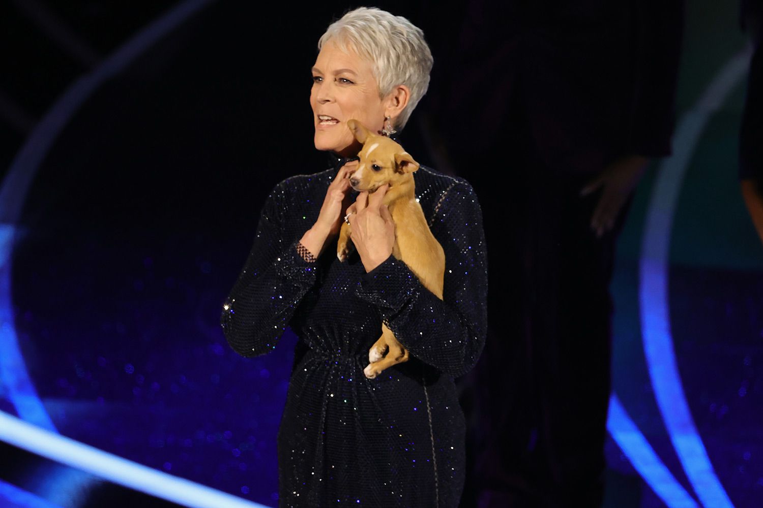 Jamie Lee Curtis and puppy pay tribute to Betty White at Oscars 