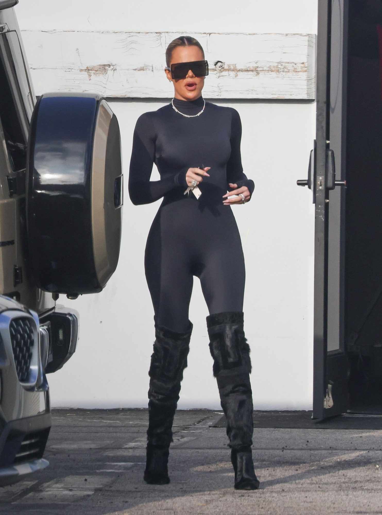 Khloé Kardashian no deja nada a la imaginación con su jumpsuit negro, ¡wow!