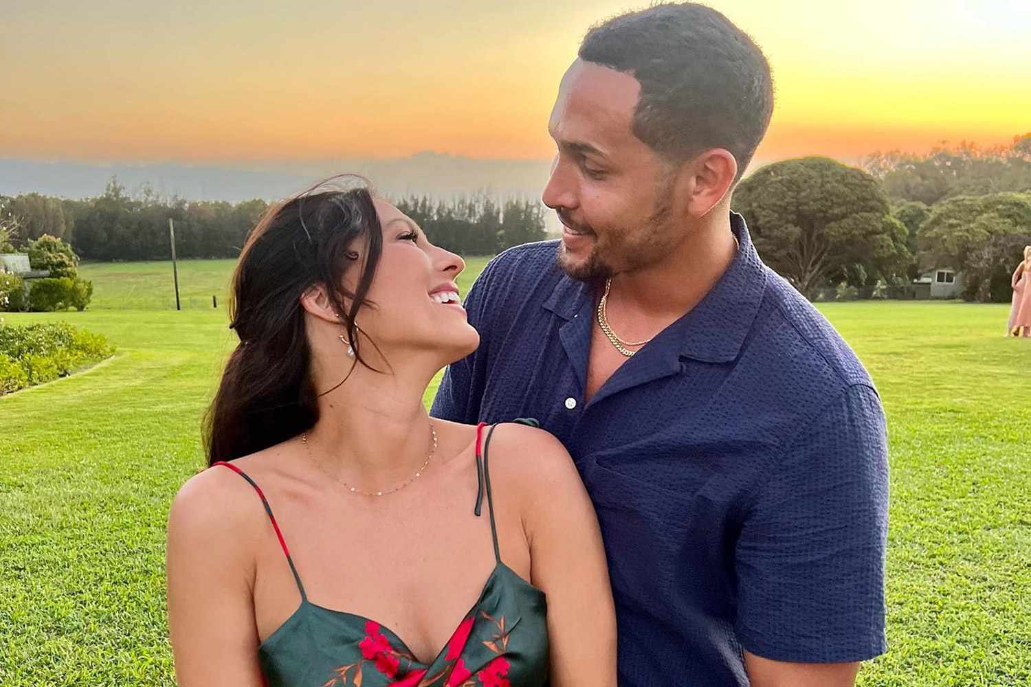 Thomas Jacobs Sweeps Girlfriend Becca Kufrin Off Her Feet with a Kiss Amid Hawaii Getaway: 'I Love You'