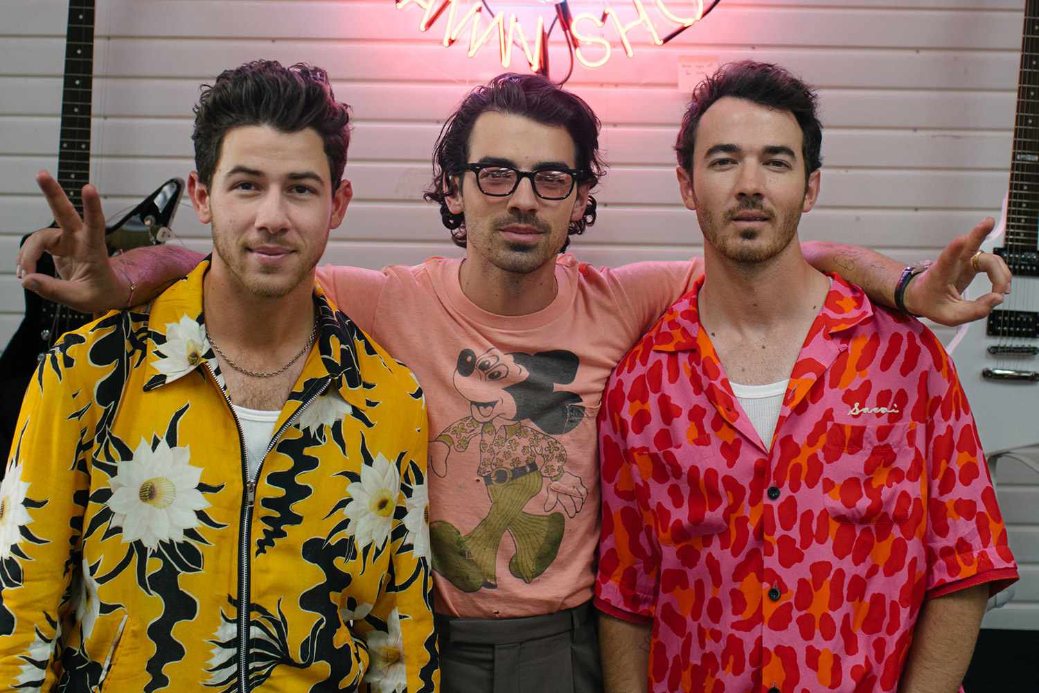Inside the Jonas Brothers' Epic Las Vegas Takeover, da una modifica del testo a sorpresa a Sweet Shoutouts