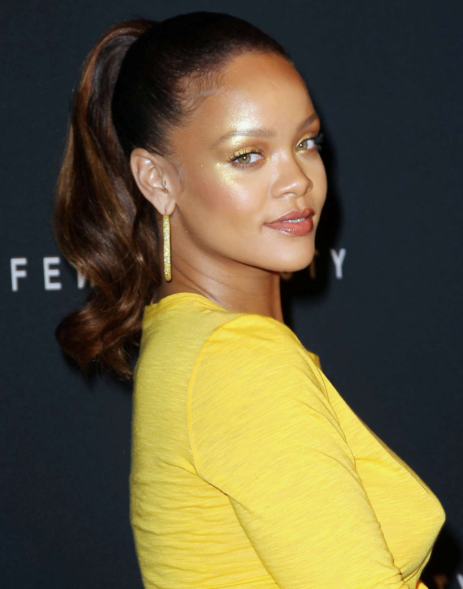 Top Rihanna Flaunts Her Curves At The Fenty Beauty And Fenty Skin Celebration In LA