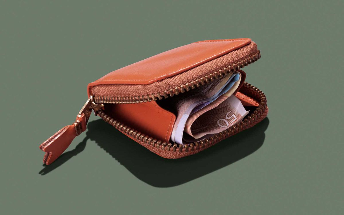 and zippered pouch lined with cotton fabric. cash slot Faux Leather Minimalist Purse Wallet with 6 card slots