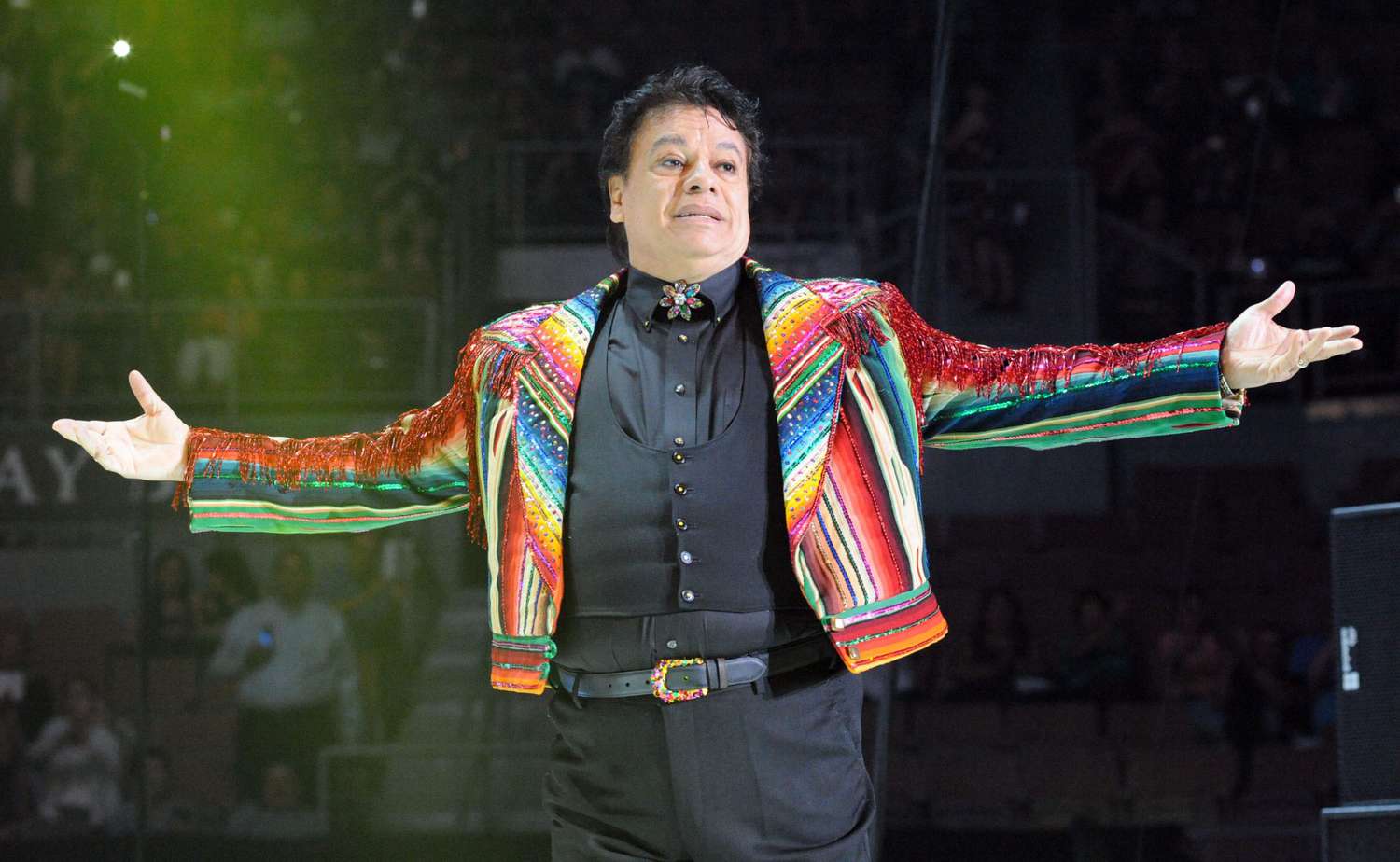 Lanzan línea de ropa inspirada en el cantante Juan Gabriel | People en  Español