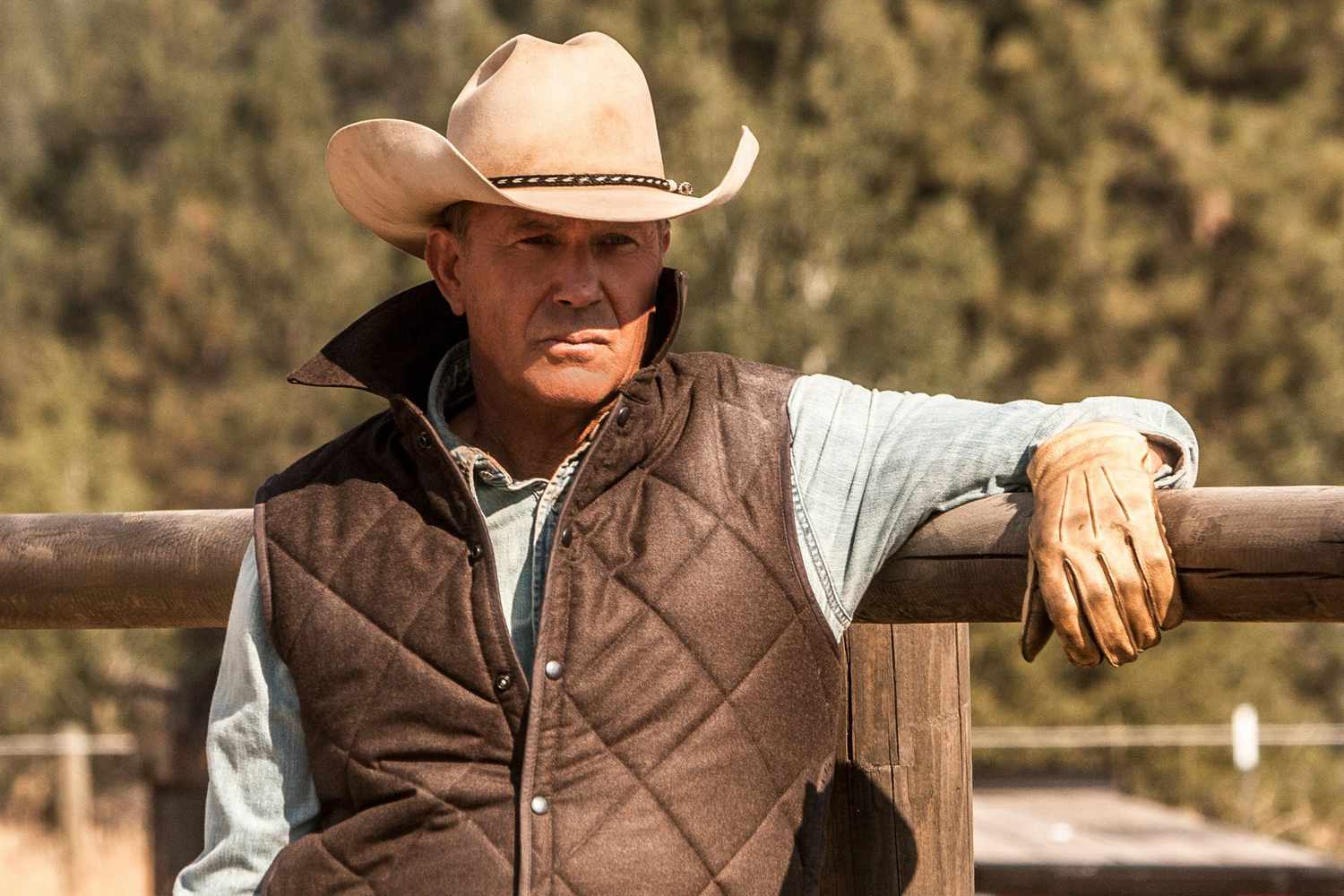 Kevin Costner prepares for war in 'Yellowstone' season 2 trailer.