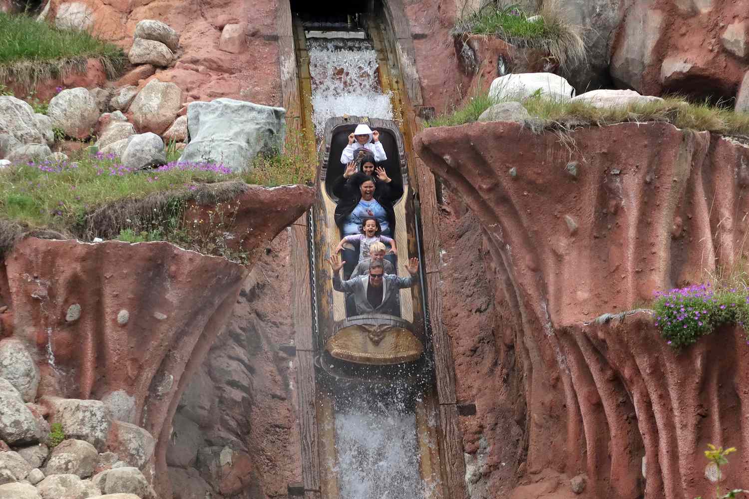 Disneyland rider seemingly jumps out of Splash Mountain boat mid-ride amid panic attack