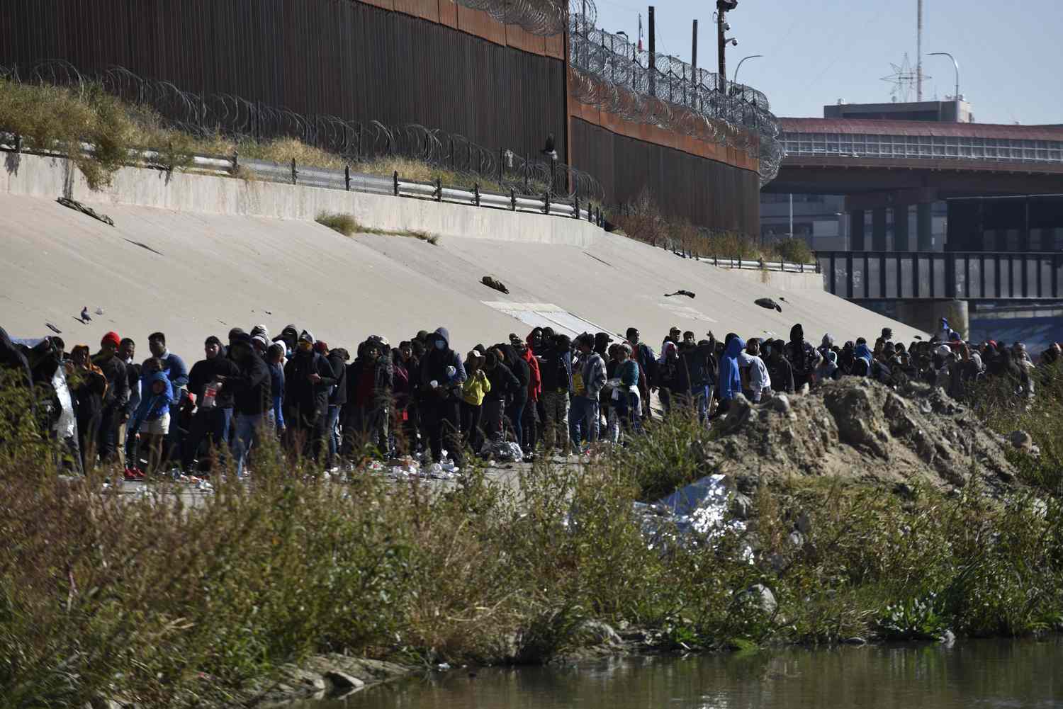 <div>Cruce masivo de más de 1,000 migrantes en Texas es 