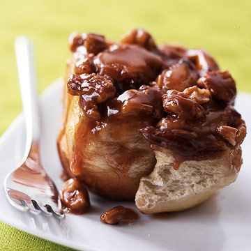 Creamy Butter-Pecan Cinnamon Rolls with Chocolate