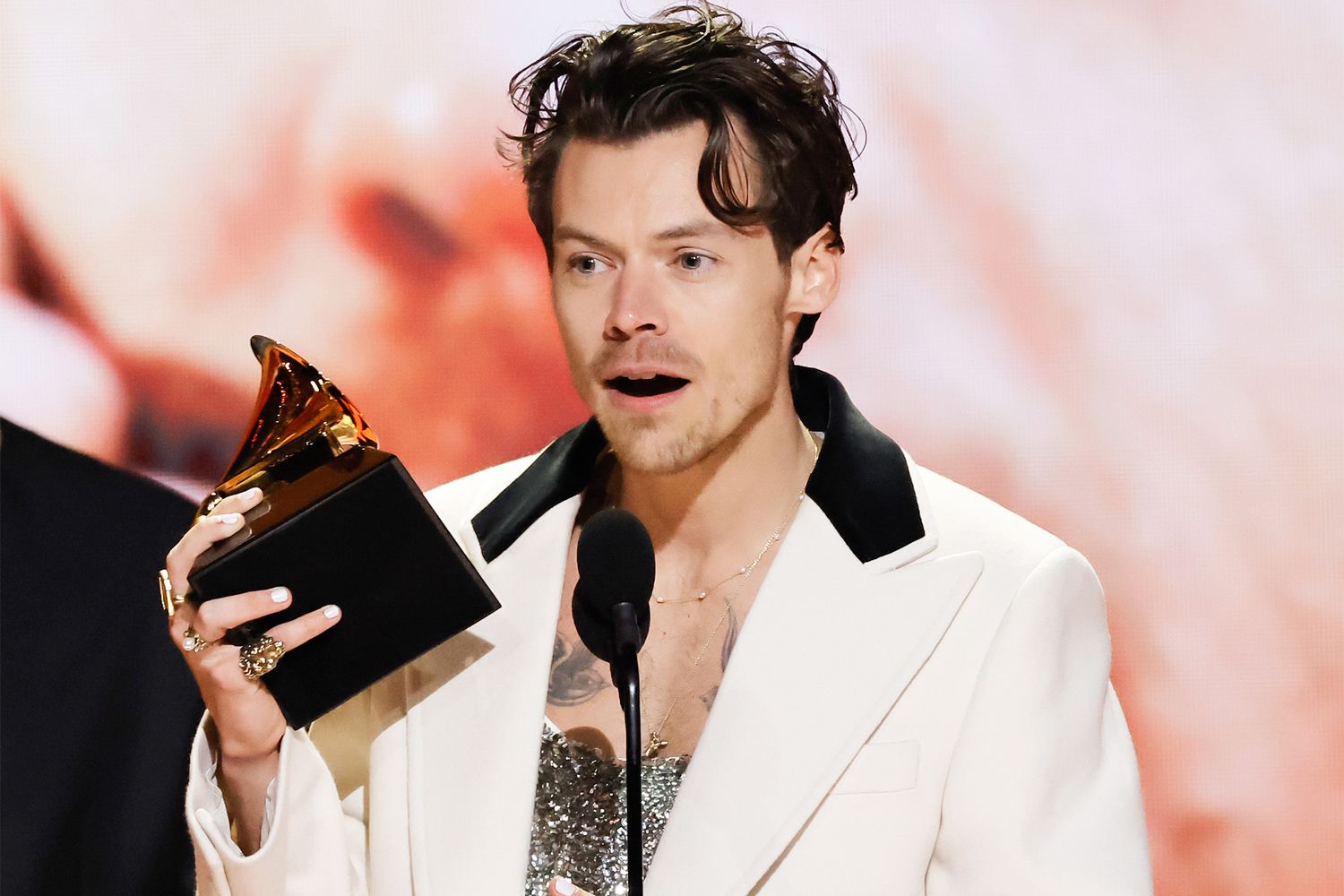 Harry Styles' Grammy Nail Color Sparks Controversy - wide 10
