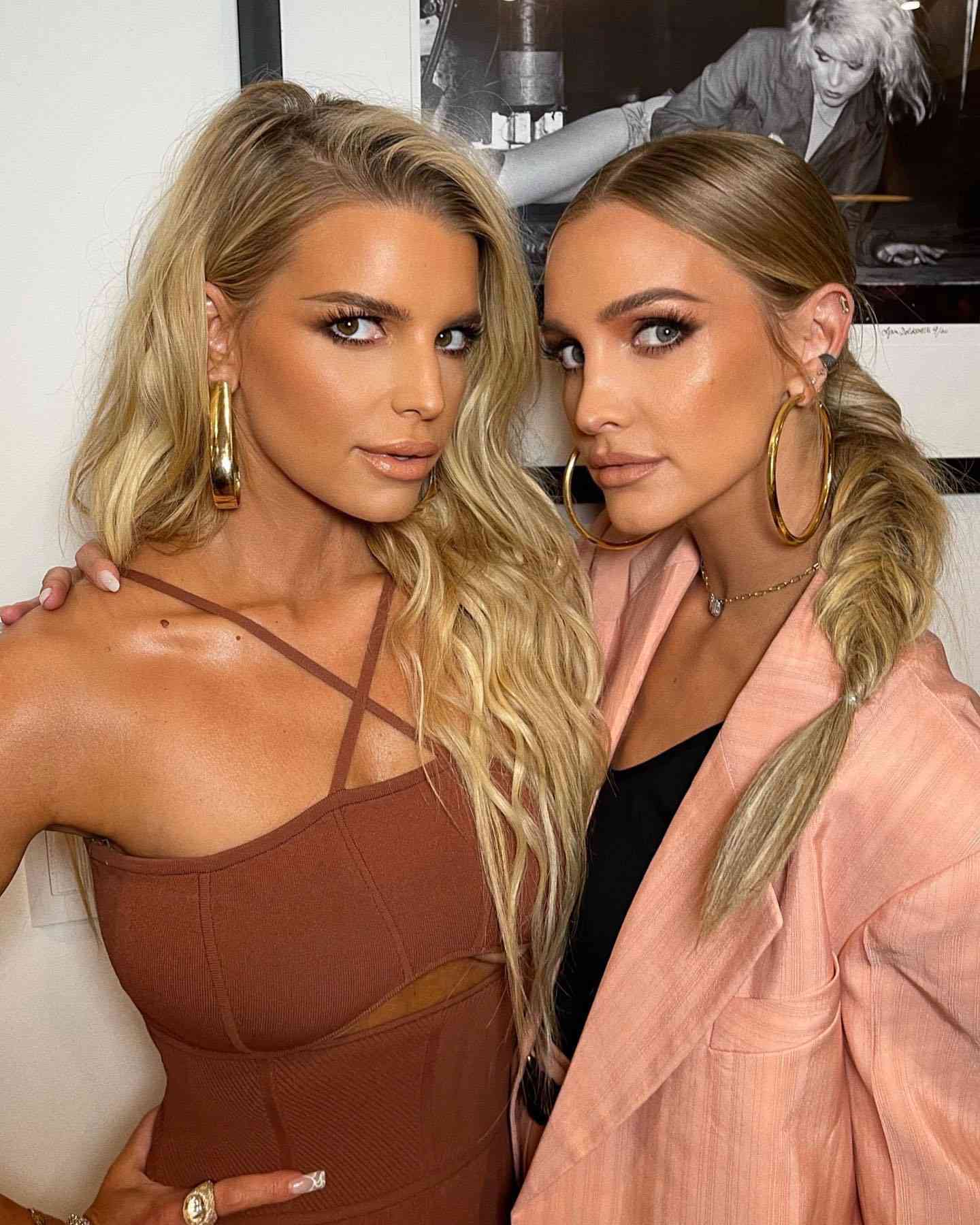 Jessica Simpson Shows Off ‘Sister Pride’ in Glam Selfie with ‘Ride or Die’ Ashlee Simpson Ross