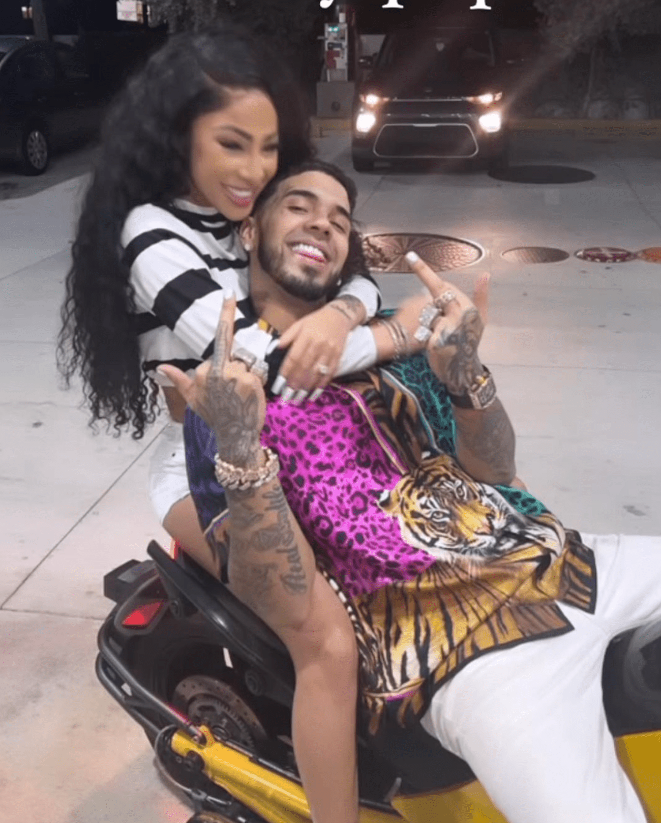 Anuel sends a beautiful bouquet of roses to Yailin
