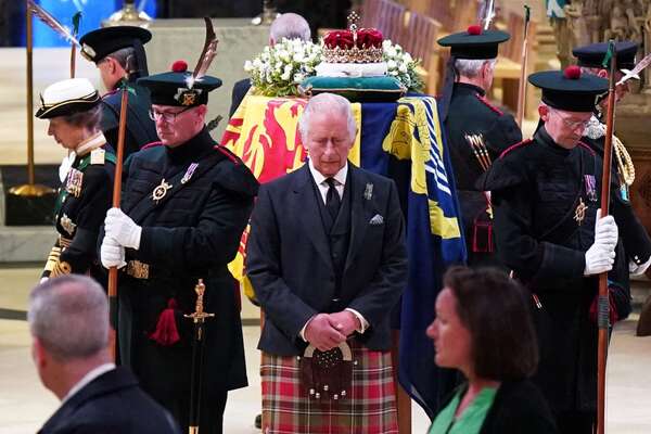 Britain's Queen Elizabeth II lies at Rest - Mourners