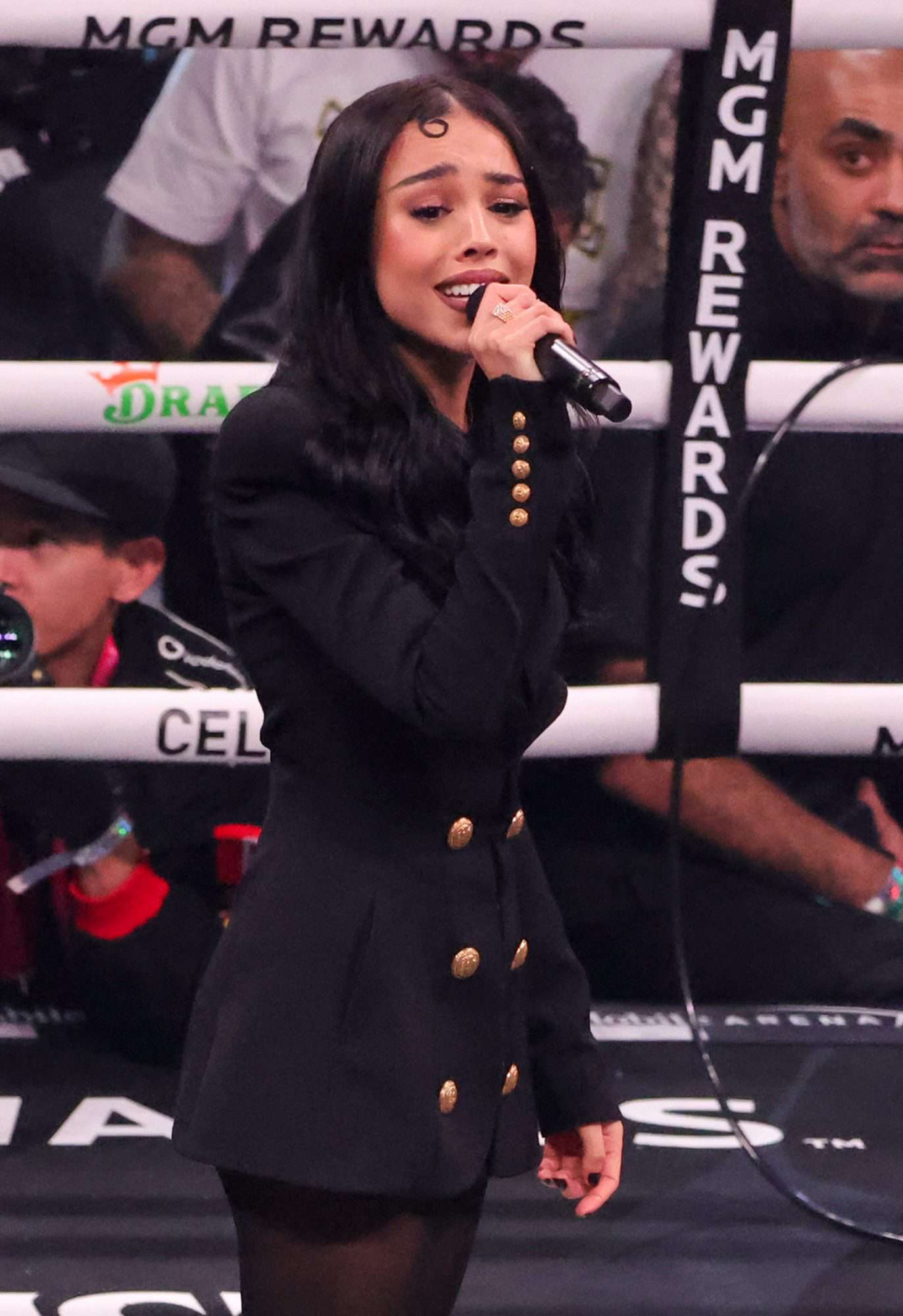 <div>Danna Paola canta el himno nacional mexicano en pelea de 