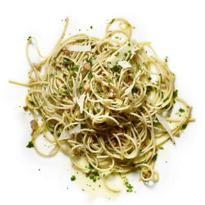 Whole-Wheat Spaghetti with Garlic, Parsley, & Lemon Recipe | MyRecipes