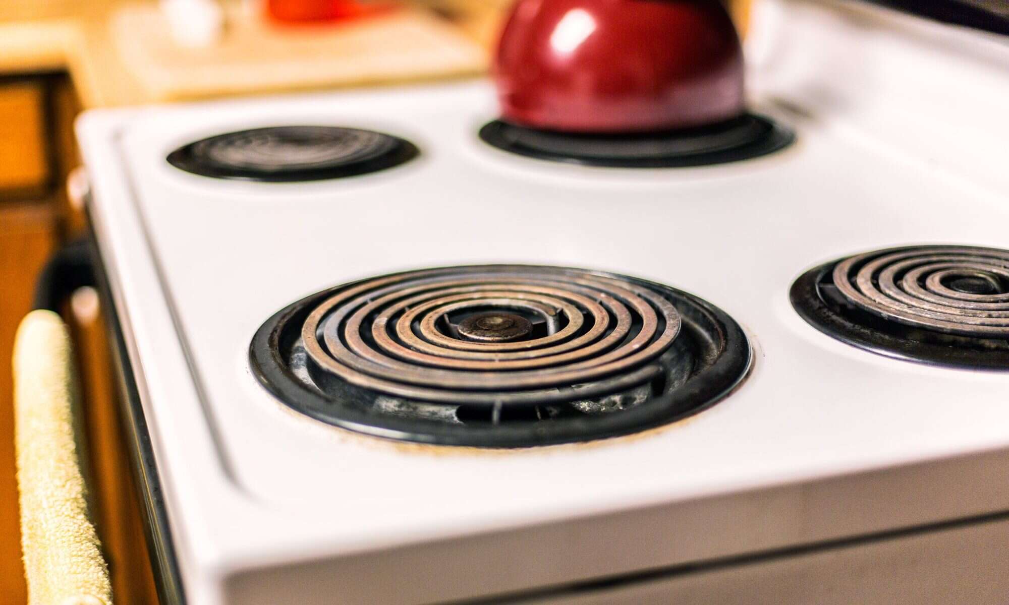 The Electric Stove Mistake That's Charring Your Food, And How To Pivot