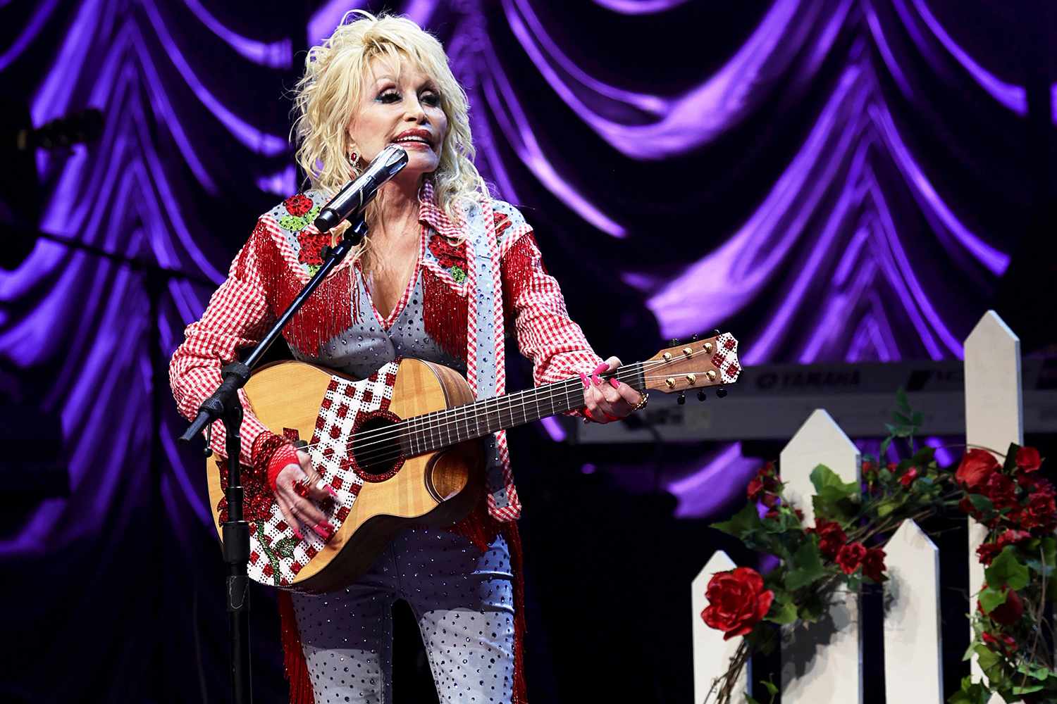 Star Tracks: Dolly Parton, Dakota Johnson, Natalie Portman and More  [PHOTOS] | PEOPLE.com
