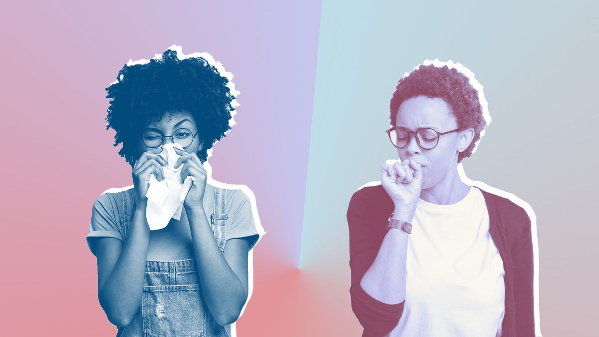 Unterschied-Coronavirus-Grippe-Symptome, Coronavirus-Grippe-Symptome, junge schöne Afroamerikanerin mit Brille über isoliertem Hintergrund, die sich unwohl fühlt und als Symptom für Erkältung oder Bronchitis hustet. Konzept des Gesundheitswesens.