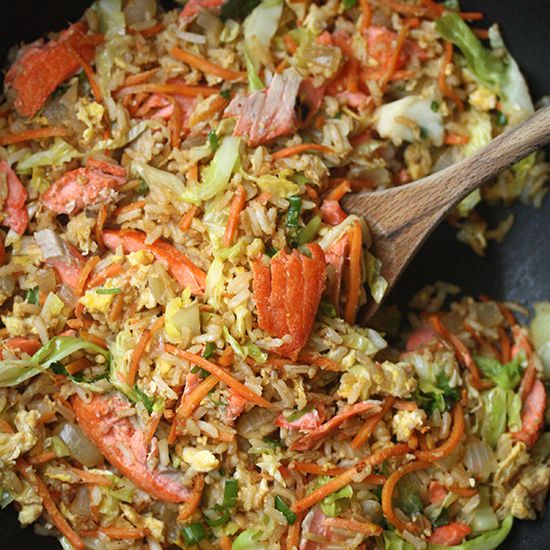 Ryż smażony z łososiem z marchewką i kapustą