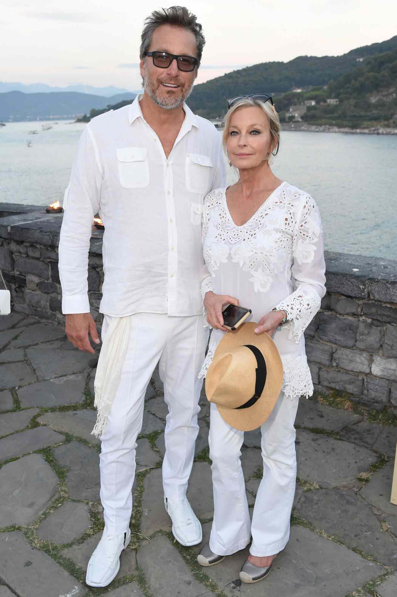 Inside John Corbett and Bo Derek's Quiet Newlywed Life: 'As a Couple, They Are Adorable,' 소스 말한다