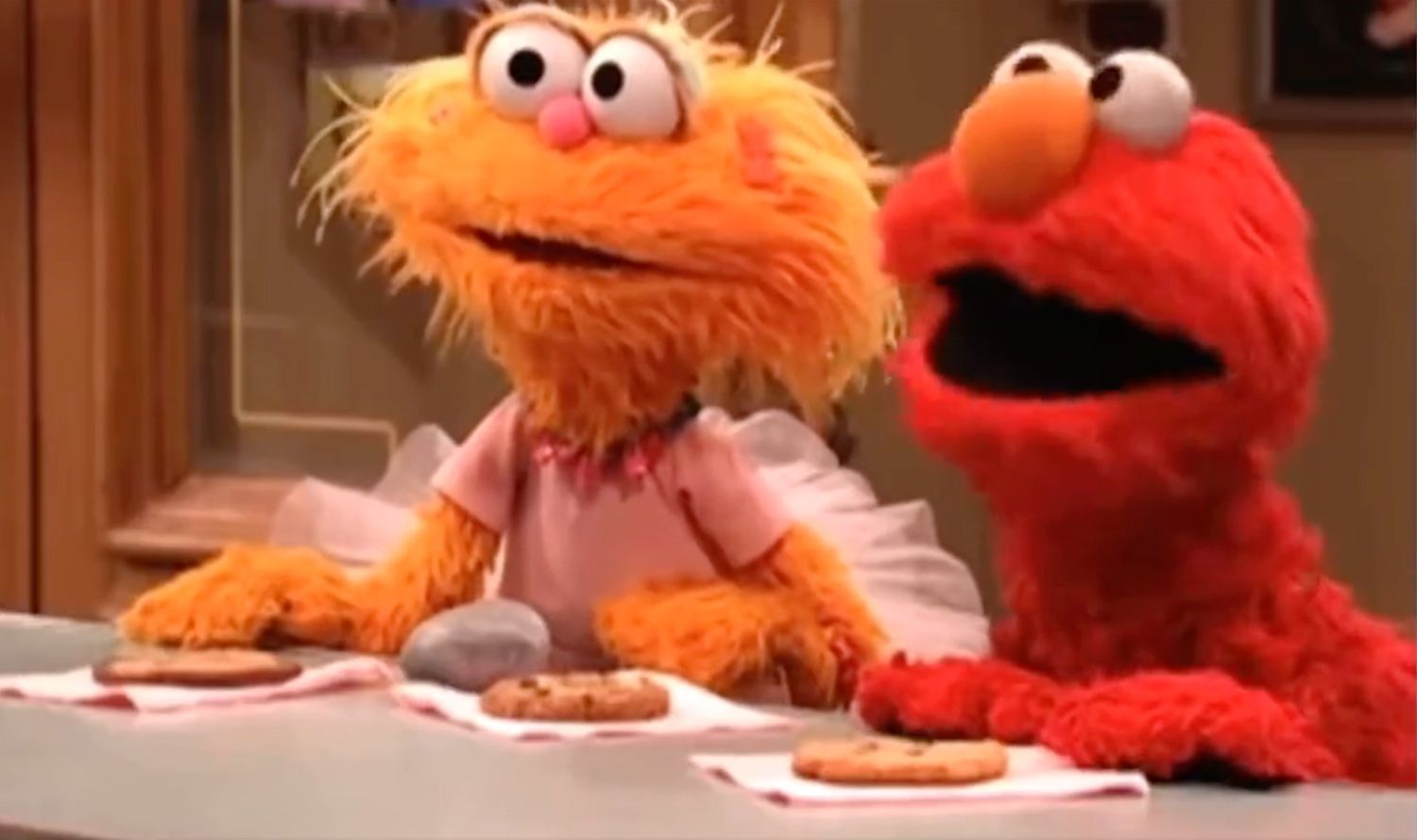 'Unhinged Elmo' Trends After Resurfaced Sesame Street Clip Shows His Feud with a Pet Rock
