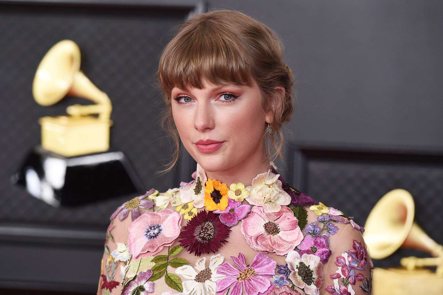 Taylor Swift Teases 'Red Season' Ahead of Album Re-Release Next Month: 'It's Worth the Wait'