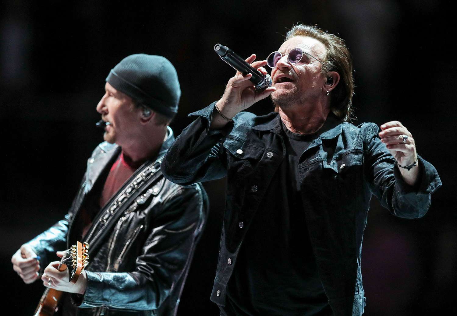 U2のボノは彼がまだ「本当に」バンドの名前が好きではないと言います—そしてしばしばその歌によって「恥ずかしい」です