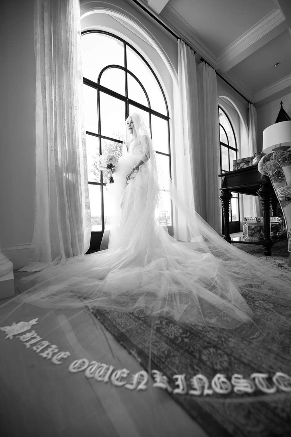 Gwen Stefani's Wedding Dresses All About the Two Vera Wang Gowns ...