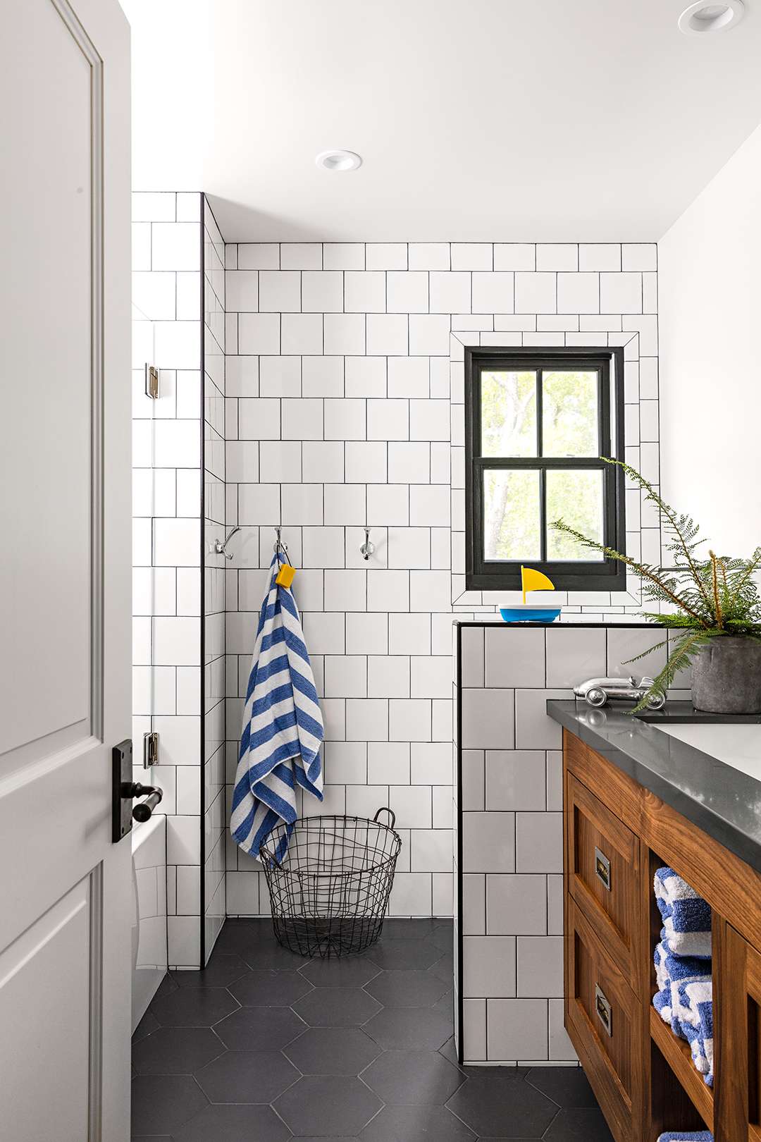 25 Ways To Mix And Match Tiles In Bathrooms