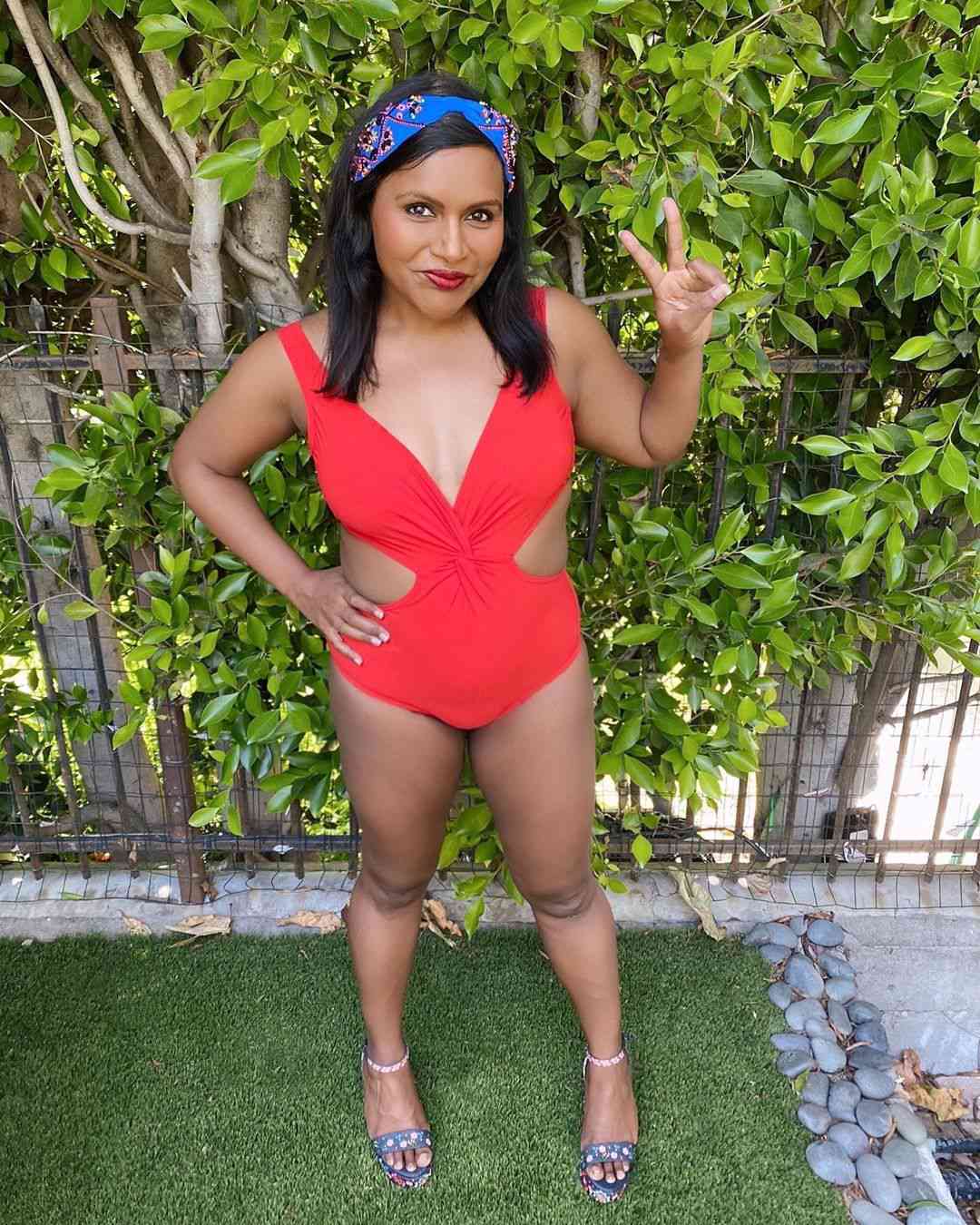 mindy-kaling-says-goodbye-to-summer-2020-with-an-instagram-swimsuit-photoshoot