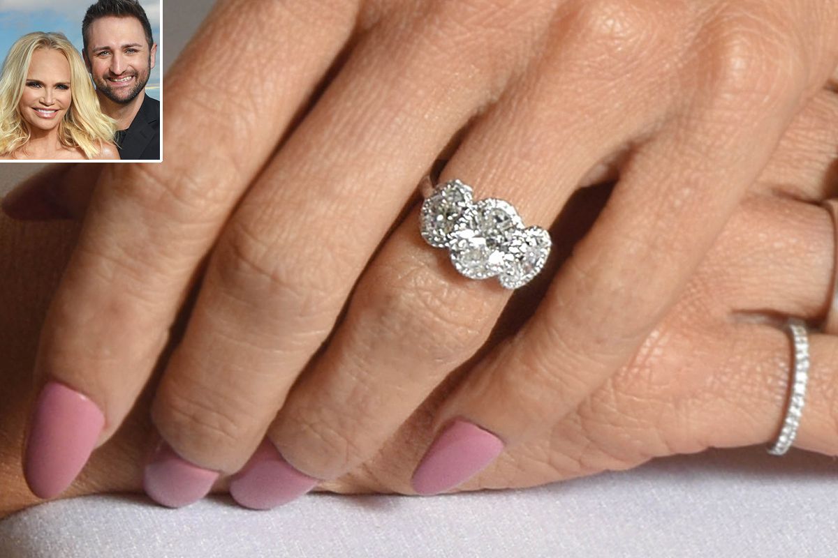 약혼자 Josh Bryant의 Kristin Chenoweth의 독특한 3-Stone Halo 약혼 반지 보기